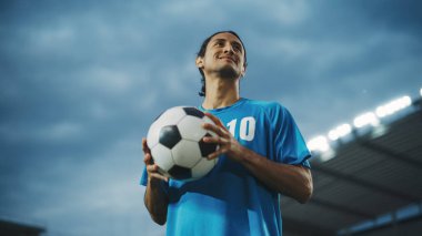 Futbol Maç Şampiyonası, Futbol Oyuncusunun Portresi Top Tutuyor, Ayakta Duruyor, Poz Veriyor, Gülümsüyor. Profesyonel İspanyol futbolcu, geleceğin şampiyonu.