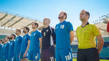 Futbol Şampiyonası: İki profesyonel futbol takımı maça hazır. Oyuncular birer birer gösteriliyor, Sıraya diziliyorlar. Profesyonel Futbolcular