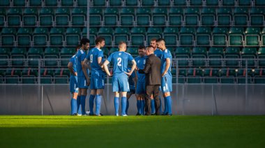 Profesyonel Futbol Takımı Eğitimi, Taktik Koçluğu: Futbol Koçu Oyun Stratejisini, Taktikleri, Oyunculara Çalışma Planını Açıkladı. Antrenör Motivasyonları