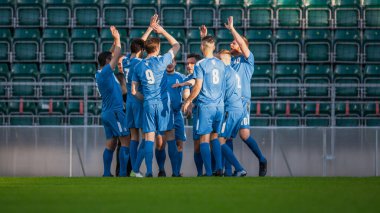 Profesyonel Futbol Takımı Eğitimi, Taktik Koçluğu: Futbol Koçu Stratejiyi, Taktikleri, Oyunculara Çalışma Planını Açıkladı. Antrenör Çak Beş Sporcu