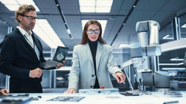 Ekip Lideri, Robot Arm Projesi 'nde Robot Mühendisleri ile birlikte, Bilimsel Teknoloji Laboratuvarı Projesi' ni tartışıyor. Genç Ekip Araştırma ve