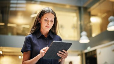 Güçlü bir Kadın Lider 'in Portresi Tabletinde Toplantı Bilgilendirme ve İşgal Ofisinde Yürüyüş. Kendinden emin Kafkas Takım Lideri