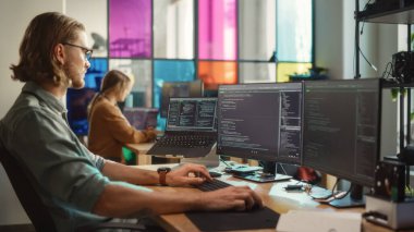 Kişisel Bilgisayarda Beyaz Adam Kodlaması ve Moda Ofisi 'nde Dizüstü bilgisayar. Profesyonel Programcı Yenilikçi Yapay Zeka Yazılımı