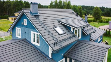 Temiz Mavi Gök 'ün olduğu bir Manzara Günü' nde Büyük Resimli Ev 'le Yüksek Manzara Çekimi. Majestic Nature 'ın olduğu bir banliyö bölgesinde ev. Odaklan.