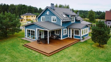 Özel Kır Evi Mavi Gök 'le Güzel Bir Yaz Günü' nde Sahne Tarafında Duruyor. Banliyö Aile Arazisi. Yüksek Açı