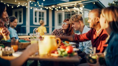 Büyükannem, torununun başarılarıyla gurur duyardı. Arkadaşları ve akrabalarıyla bir aile açık hava yemek masasında onu överdi. Çeşitli Eski ve Çeşitli Gruplar