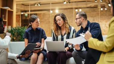 Ofisteki toplantı odasında beyin fırtınası yapan çok ırklı bir grup insan. Pazarlama Bölümü 'nden takım arkadaşları yeni bir kampanya üzerinde çalışıyorlar.