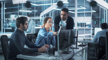 Yenilikçi Endüstriyel Mühendisler Ekibi Endüstri 4.0 Modern Fabrika Ofisi Teknolojik Projesini tartışmak için Bilgisayar kullanıyor. Bilim Adamları Grubu