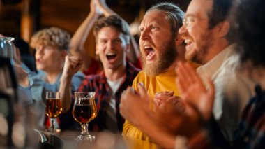 Futbol Kulübü Üyeleri, Uluslararası Kupa Finali 'nde oynayan takımları için tezahürat yapıyor. Destekleyici Hayranlar Bir barda oturuyor, tezahürat yapıyor, el sıkışıyor ve