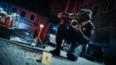 Eğik Vuruş: Asyalı Polis İşaretli Kanıtların Fotoğraflarını Çekiyor, Kurbanlar Arka planda Çuvallanmış Ceset. Polis Memuru Kanlı Belgeler