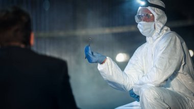 Olay Yeri İnceleme Uzmanı, olay yerinde suç delili bulduktan sonra vardığı sonuçları açıklıyor. Kapsama alanında uzmanım. Dikkatli bir şekilde...