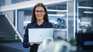 Kameraya Bakan Çekici Güçlü Beyaz Bir Kadının Yakın Portresi ve Çekici Gülümseyen. İş ve Bilgi Teknolojisi İşkadını