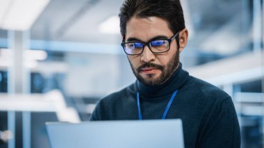 Kameraya Bakan ve Gülümseyen Yetenekli Bir Latin Adamın Yakın Portresi. İspanyol İşadamı, Bilgi Teknolojisi Yöneticisi