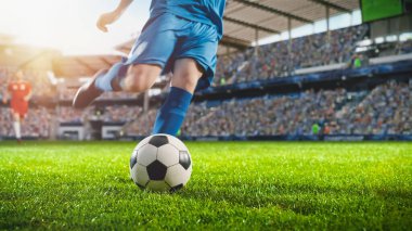 Futbol Dünya Şampiyonası: Futbolcu topa vurmak için koşar. Arena Çim Sahasında Top, Full Stadyum of Crowd Cheers. Uluslararası