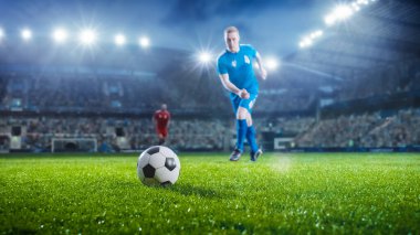 Futbol Dünya Şampiyonası: Futbolcu topa vurmak için koşar. Top çimen sahasında, Full Stadyum Tezahüratı. Uluslararası