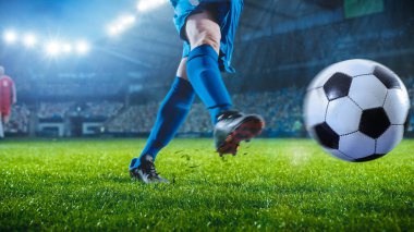 Futbol Dünya Şampiyonası: Futbolcu Koşar, Topa Tekmeler. Top atışları, Grass Sprays Outward, Full Stadyum Tezahüratı. Sinematik Çekim