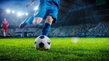 Futbol Dünya Şampiyonası: Futbolcu topa vurmak için koşar. Arena Çim Sahasında Top, Full Stadyum of Crowd Cheers. Uluslararası