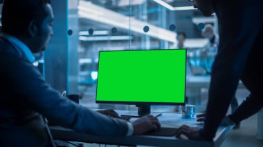 Yeşil Ekran Mock Up Ekranı ile Bilgisayar üzerinde çalışan iki geliştirici. Türbin üzerinde çalışan uzmanlarla Bilim Laboratuvarı, Mühendislik Araştırma Merkezi