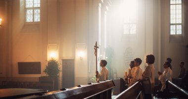 Büyük Kilise Edebiyatı: Sunak 'a Geçici Haçla Yürüyen Görkemli Rahipler Geçidi. Cemaat Hürmetle Bekliyor, Hıristiyanlar Seviniyor