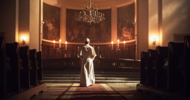 Papa, Sunak 'ta duruyor. Saygı, inanç ve bağlılığın simgesi. Beyazlar içinde, Hristiyanlığın, Cenapların, Tanrıların sevgisinin ve zerafetinin sembolüdür.