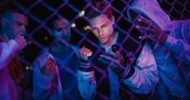 Smartphone Cihazında Spor Maçı İzleyen Genç Erkekler Grubu, Favori Takımları için Amigoluk. Gol, Bahis veya Piyango Kazancı Kutlaması