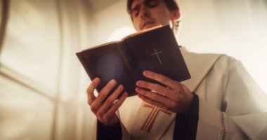 Hıristiyan Kilisesinde: Duada Önde Gelen Cemaatin Portresi, Kutsal Kitap, İncil, İsa 'nın İncili. Rahip Sağlama