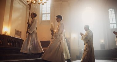 Büyük Kilise Edebiyatı: Görkemli Bakanlar Geçidi, Rahipler Süreç Haçı ile Altar 'a Yürüyor. Cemaat Hürmet Ediyor