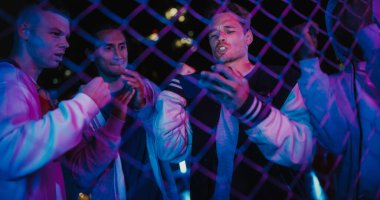 Smartphone Cihazında Spor Maçı İzleyen Genç Erkekler Grubu, Favori Takımları için Amigoluk. Gol, Bahis veya Piyango Kazancı Kutlaması