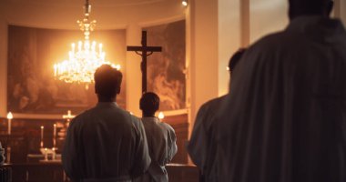 Kilisedeki Edebiyat: Cemaatin merak içinde bakanlar geçidi, Altar 'a kutsal haç taşı. Hıristiyanlar İlahi Kutlamanın Kutlamalarında Sevinirler