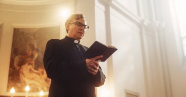 Hristiyan Kilisesi 'nde: Bakan, cemaate Kutsal Kitap, İncil ve İsa' nın İncili 'nden okumalar ve dualarda önderlik ediyor. Rahip Rehberlik Sağlıyor