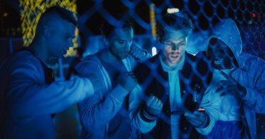 Smartphone Cihazında Spor Maçı İzleyen Genç Erkekler Grubu, Favori Takımları için Amigoluk. Gol, Bahis veya Piyango Kazancı Kutlaması