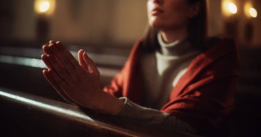 Kilisede Dua Eden Kadın Elleri, Tanrı 'ya Alçakgönüllülük ve İnanç, Yol Gösterici ve Güç Aranıyor. Öğretilerin ardından