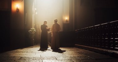 Kilisede, bir rahip ve Papa, Hristiyanlığın gücüyle bağlantı kuran, İncil 'i ve İncil' i tartışan, inanç, saygı ve umut dolu bir sohbeti paylaşıyor.