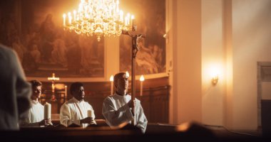 Kilisedeki Edebiyat: Papazlar geçidi, Altar 'dan kutsal haç taşıma töreni. Hıristiyanlar İlahi Ayinin Kutlanmasıyla Seviniyorlar. İlahiler Tanrı 'ya şükreder. Rahipler