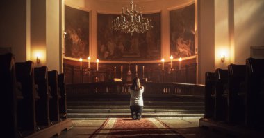 Sırt Simetrik Görünüm: Hıristiyan Kadın Dizlerinin üstüne çöküp Kilisede Dua Etmeye Başlıyor. Sadık cemaat üyesi inançtan yol gösterici arıyor.