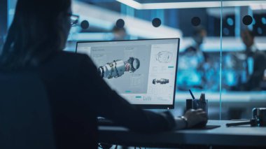 Türbin Motor Başlatma Tesisindeki Masaüstü Bilgisayarında CAD Yazılım üzerinde çalışan Endüstriyel Mühendis. Uzmanlar ve Profesyoneller Araştırma ve