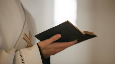 Hıristiyan Kilisesinde: İncil 'i Kapat, İsa' nın İncili. Vaiz, cemaate dua ve Kutsal Kitap 'tan okumalarda liderlik ediyor.