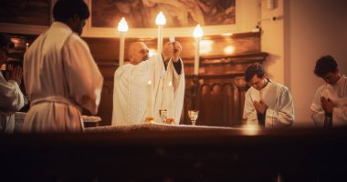 Büyük Kilisedeki Ayin: Hıristiyan Bakanı 'nın portresi Toplum Ekmeği Önde Gelen Holly Cemaati, İlahi Ayin veya Lordlar Yemeği