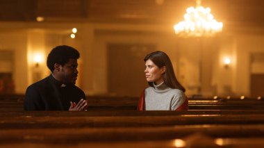 Kilisede Konuşma: Papazların Nazik Sesi Genç Bayan Cemaate Rahatlık ve Teselli Getirdi. Yumuşak Güvence Sözleriyle Kadını anımsatıyor