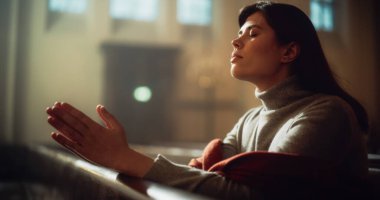 Genç Hıristiyan Kadın Hristiyan Kilisesinde, Katlanmış Elleriyle, Dua ederken İnanç ve Ruhsal Rehberlik Arıyor. Dini