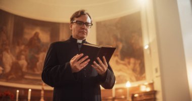 Hristiyan Kilisesinde, rahip cemaate Kutsal Kitap, İncil ve İsa 'nın İncili' nden okumalar ve dualarda önderlik ediyor. Papazın Portresi