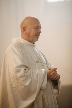 Hristiyan Kilisesi 'nde, rahip cemaate duada liderlik eder, kutsal kitabı, İncil' i, İsa 'nın İncili' ni okur. Rahibin Portresi Umut Veriyor