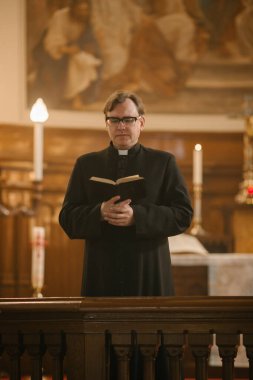 Hristiyan Kilisesi 'nde Hizmet Vaazı: Dualarda Öncü Cemaat' in Portresi, Kutsal Kitap 'tan Okurlar, İncil, İsa' nın İncili. Rahip.