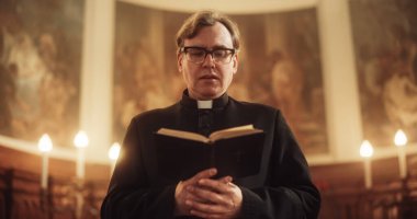 Hristiyan Kilisesinde, rahip cemaate Kutsal Kitap, İncil ve İsa 'nın İncili' nden okumalar ve dualarda önderlik ediyor. Papazın Portresi