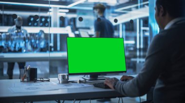 Yazılım Geliştirici Yeşil Ekran Mock Up Ekranı ile Bilgisayar üzerinde çalışıyor. Bilim Laboratuvarı, Mühendislik Araştırma Merkezi Uzmanlarla birlikte