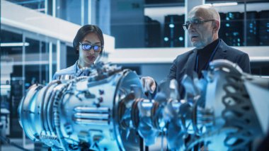 Çeşitli Çok Kültürlü Mühendisler Ekibi Bir Test Aygıtı Kullan, Analiz Et ve Gelecekçi Türbin Motorunun Nasıl Çalıştığını Tartış. Kıdemli Müdür Toplantısı