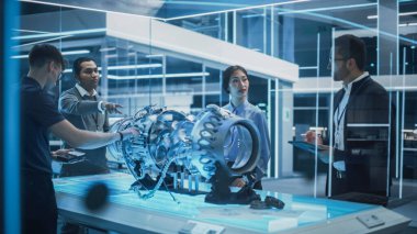 Genç Çoklu Kültür Mühendisleri Ekibi Planlar, Tablet ve Laptop Bilgisayarlar, Analiz ve Tartışma Modern Bir Elektrik Türbininin Nasıl Çalıştığını Kullanır. Yüksek