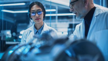 Çeşitli Çok Kültürlü Mühendisler Ekibi Bir Test Aygıtı Kullan, Analiz Et ve Gelecekçi Türbin Motorunun Nasıl Çalıştığını Tartış. Kıdemli Müdür Toplantısı