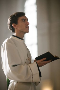 Hıristiyan Kilisesinde: Dua eden Bakanın Portresi, Kutsal Kitap 'tan Okurlar, İncil, İsa' nın İncili, Peygamber. Umudu Arayan Rahip