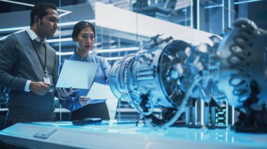 Genç Çok Kültürlü Mühendisler Ekibi 'nin Toplantısı, Analizi ve Modern Bir Elektrik Türbininin Nasıl Çalıştığını Tartışması Gerekiyor. Yüksek Teknoloji Araştırması